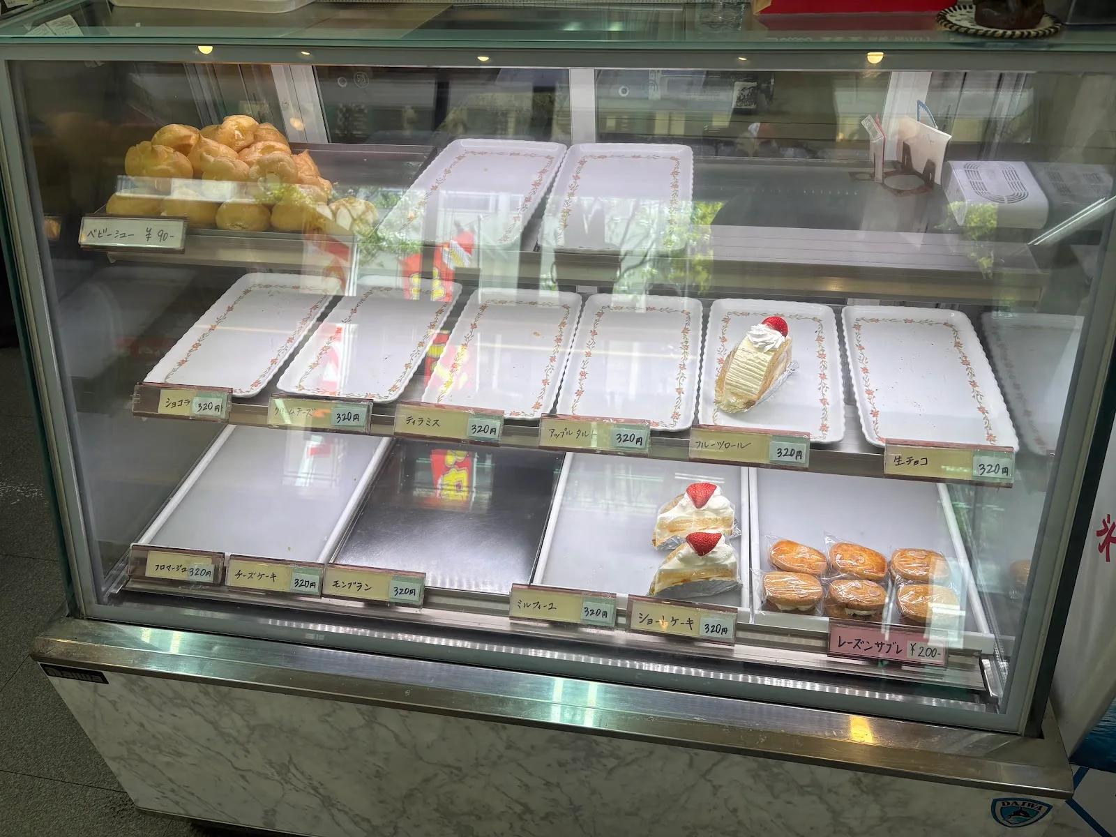 藤屋パン支店 · 4